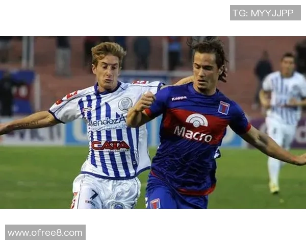 克鲁塞与戈伊亚的激烈对决揭示足球战术与团队合作的重要性 克鲁塞与戈伊亚的激烈对决揭示足球战术与团队合作的重要性